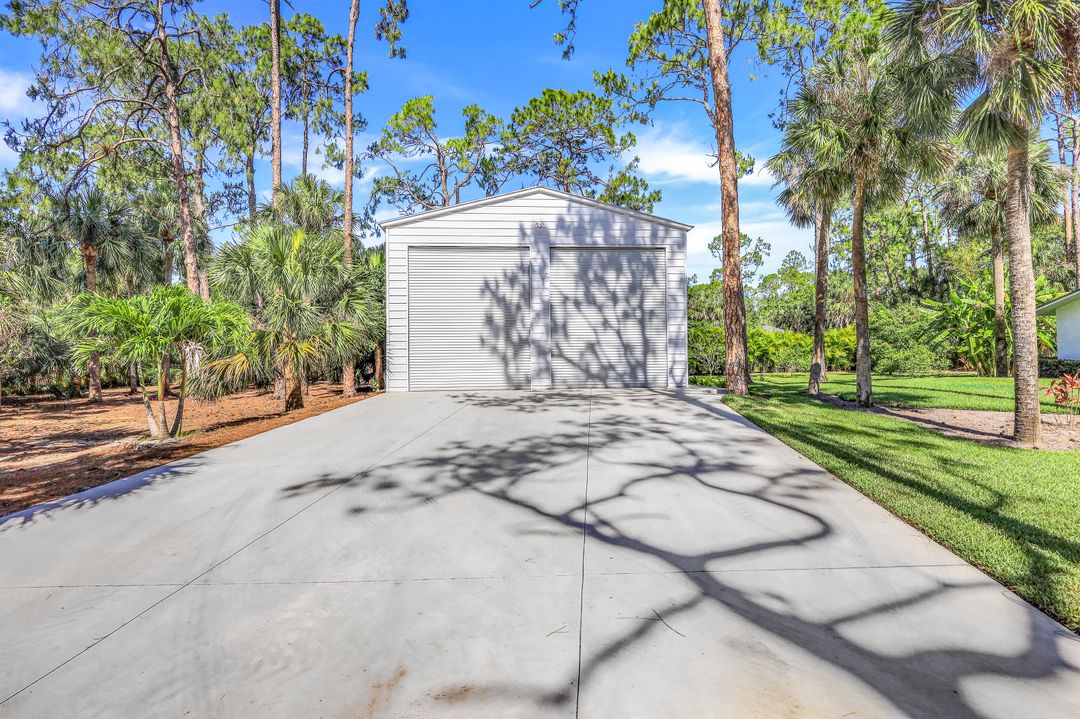 6010 Standing Oaks Ln, Naples, FL 34119