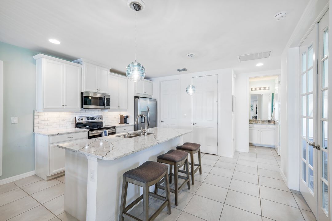 14814 Edgewater Cir, Naples, FL 34114