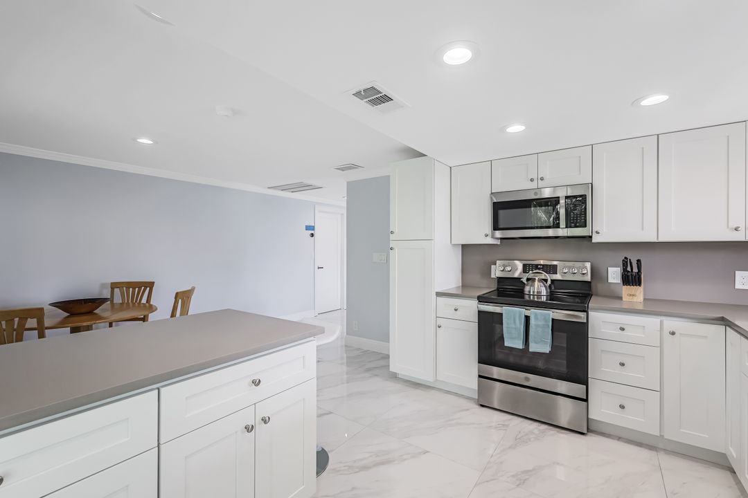 455 Bayside Ave, Naples, FL 34108