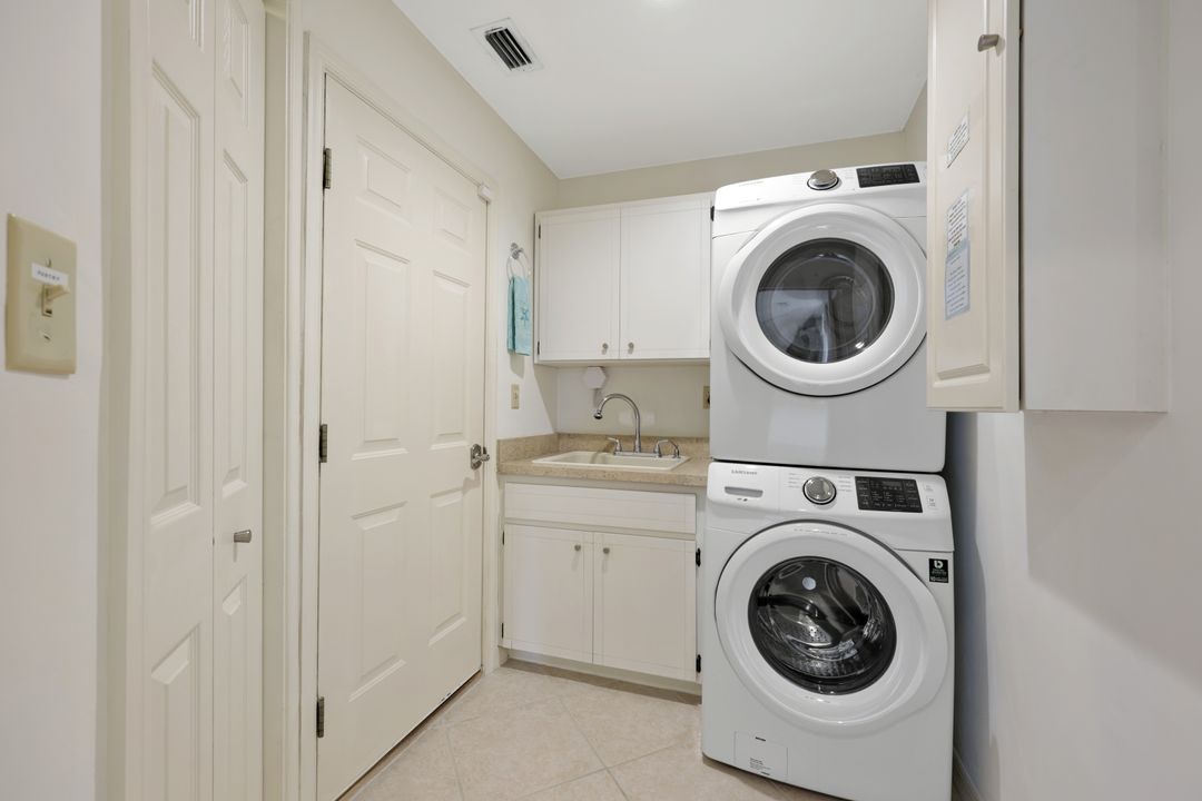 601 97th Ave N, Naples, FL 34108