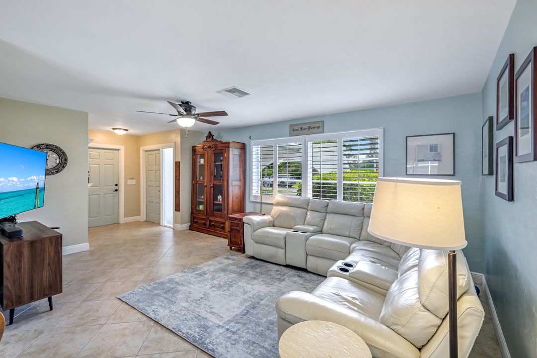 539 Cypress Way E, Naples, FL 34110