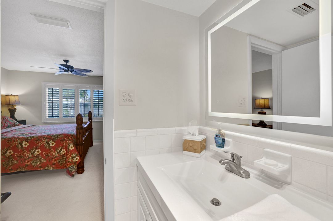 386 Harbour Dr, Naples, FL 34103