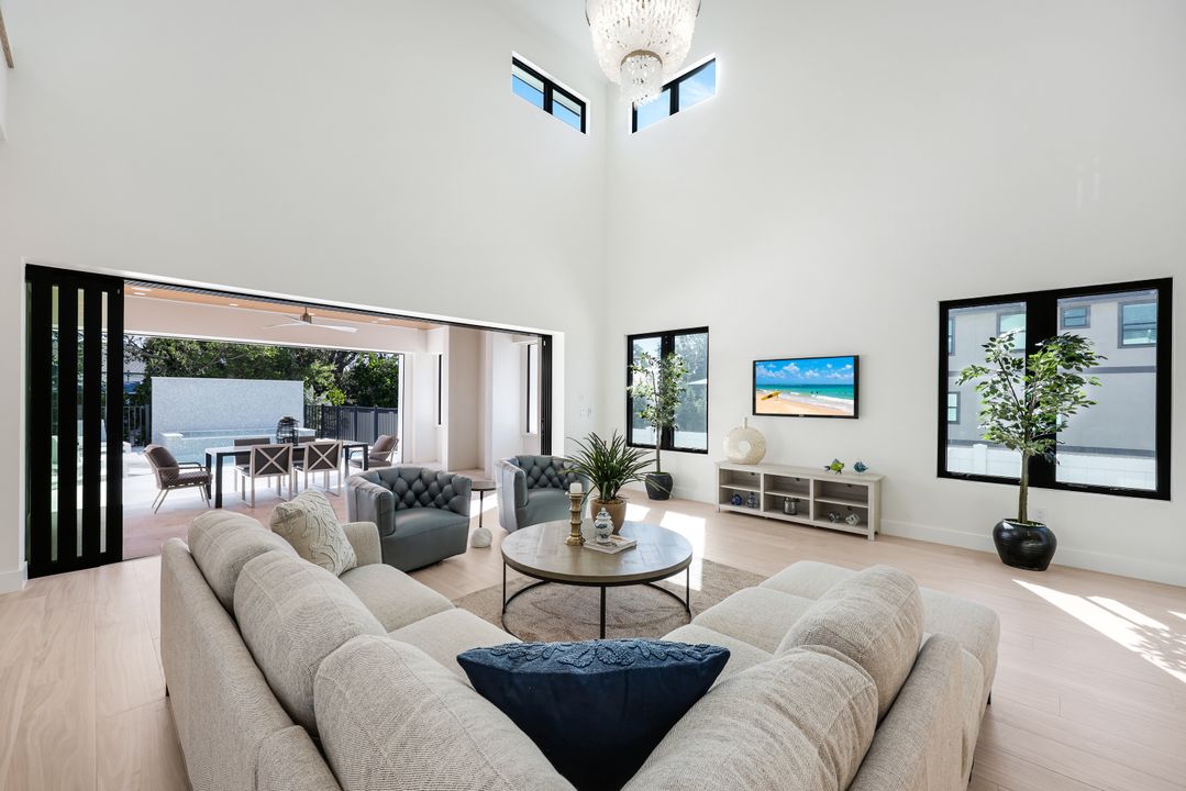 9760 Vanderbilt Dr, Naples, FL 34108