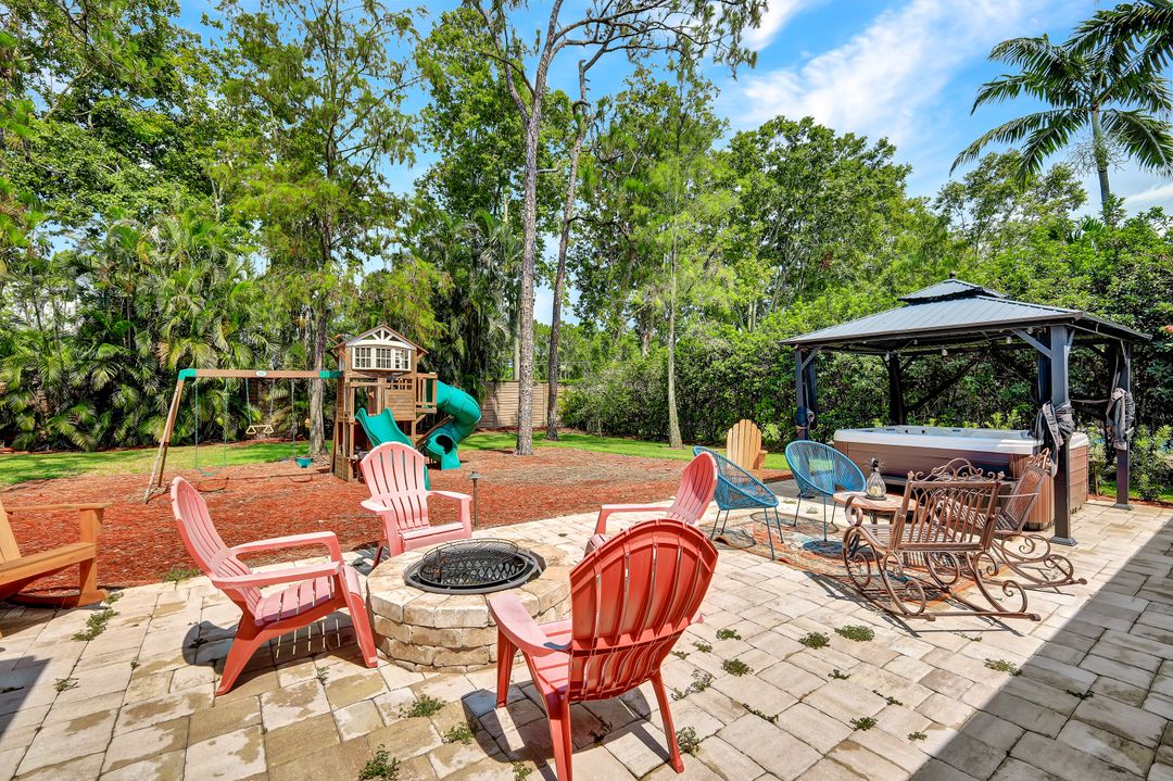 350 Henley Dr, Naples, FL 34104