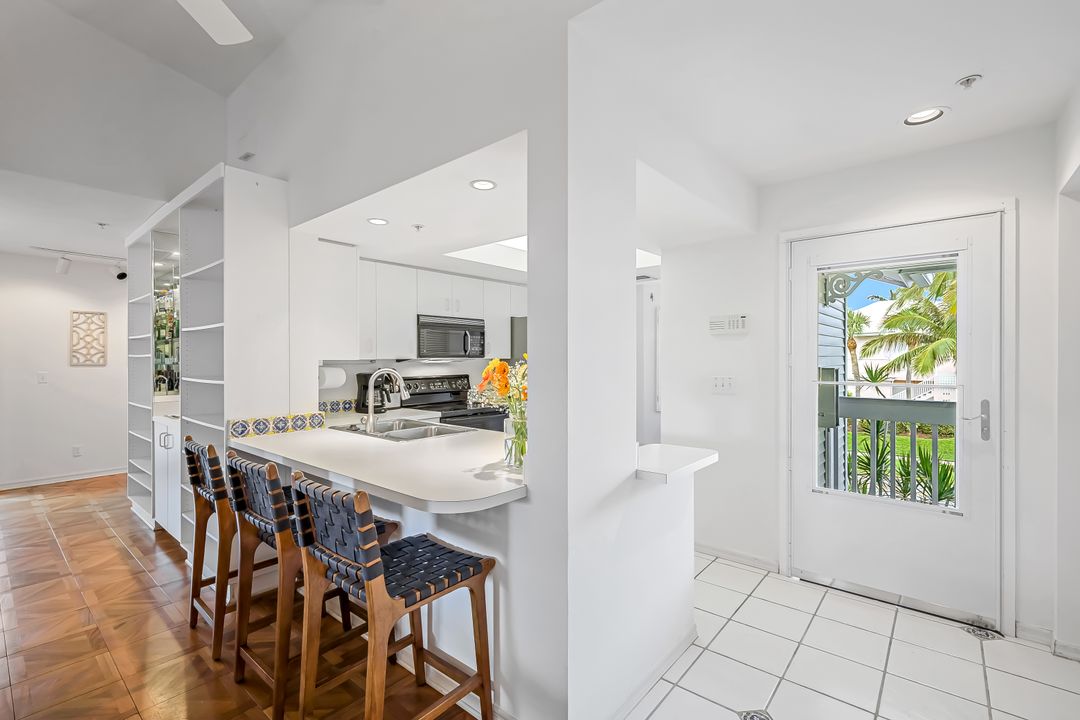 433 2nd St S, Naples, FL 34102