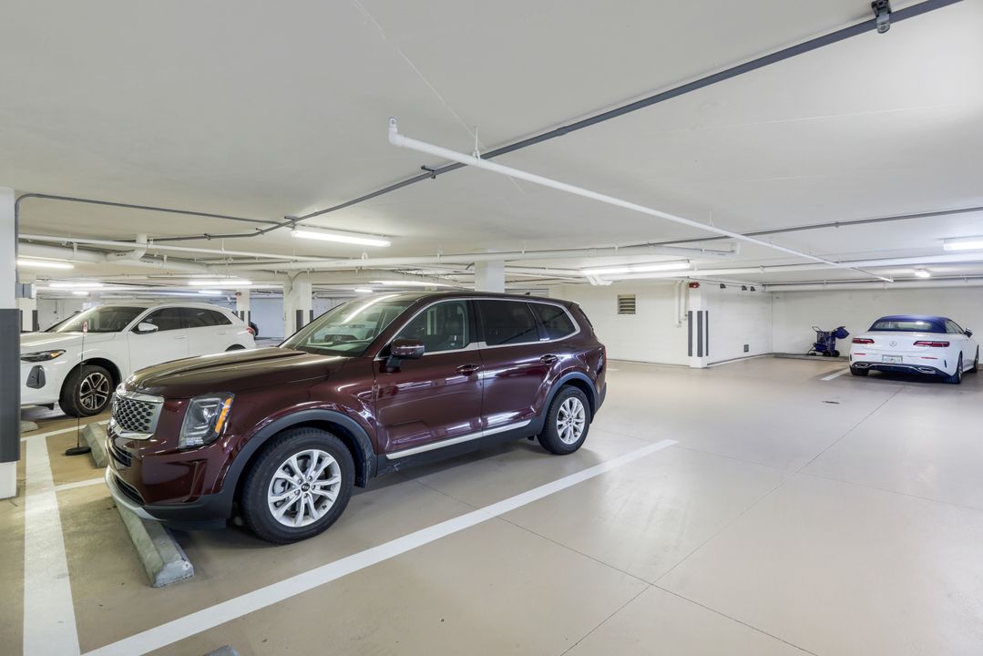 13675 Vanderbilt Dr #406, Naples, FL 34110