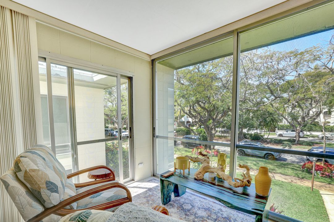 325 6th St S, Naples, FL 34102