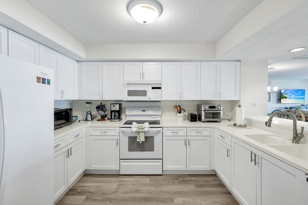 21 Bluebill Ave  #905, Naples, FL 34108