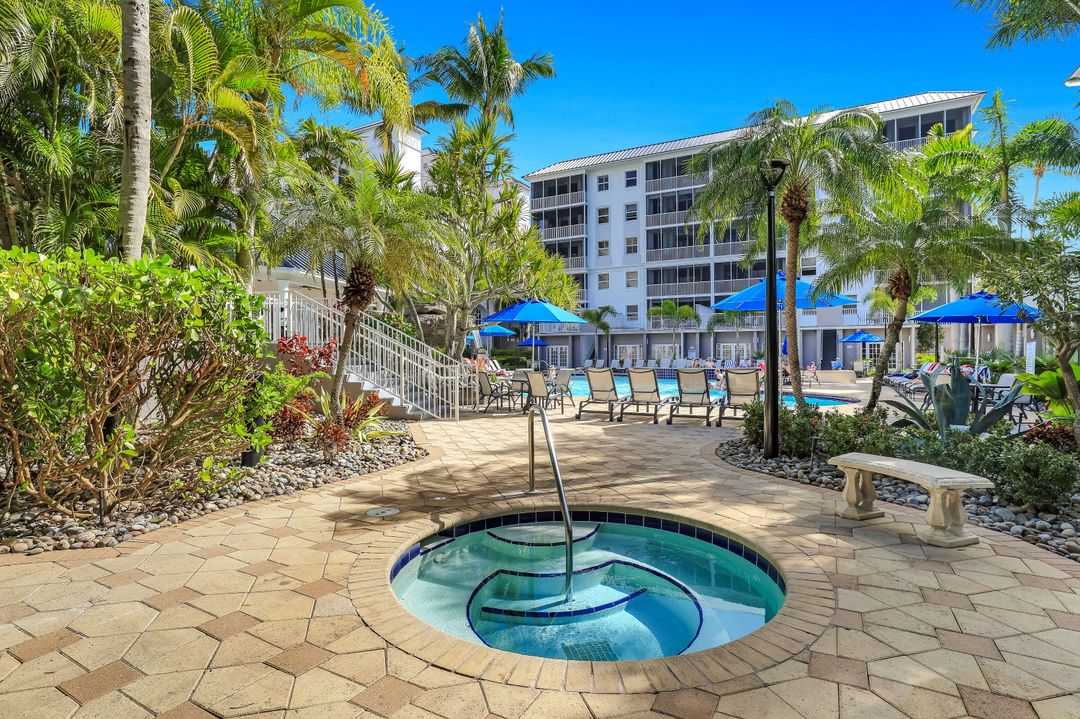 435 Launch Cir, Naples, FL 34108