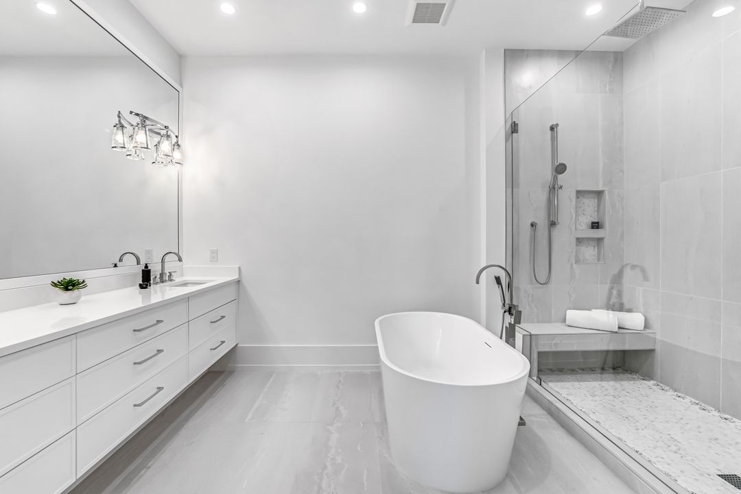 201 8th St S #308, Naples, FL 34102