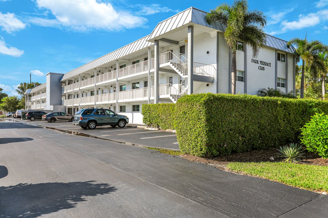 72 7th St S #202, Naples, FL 34102