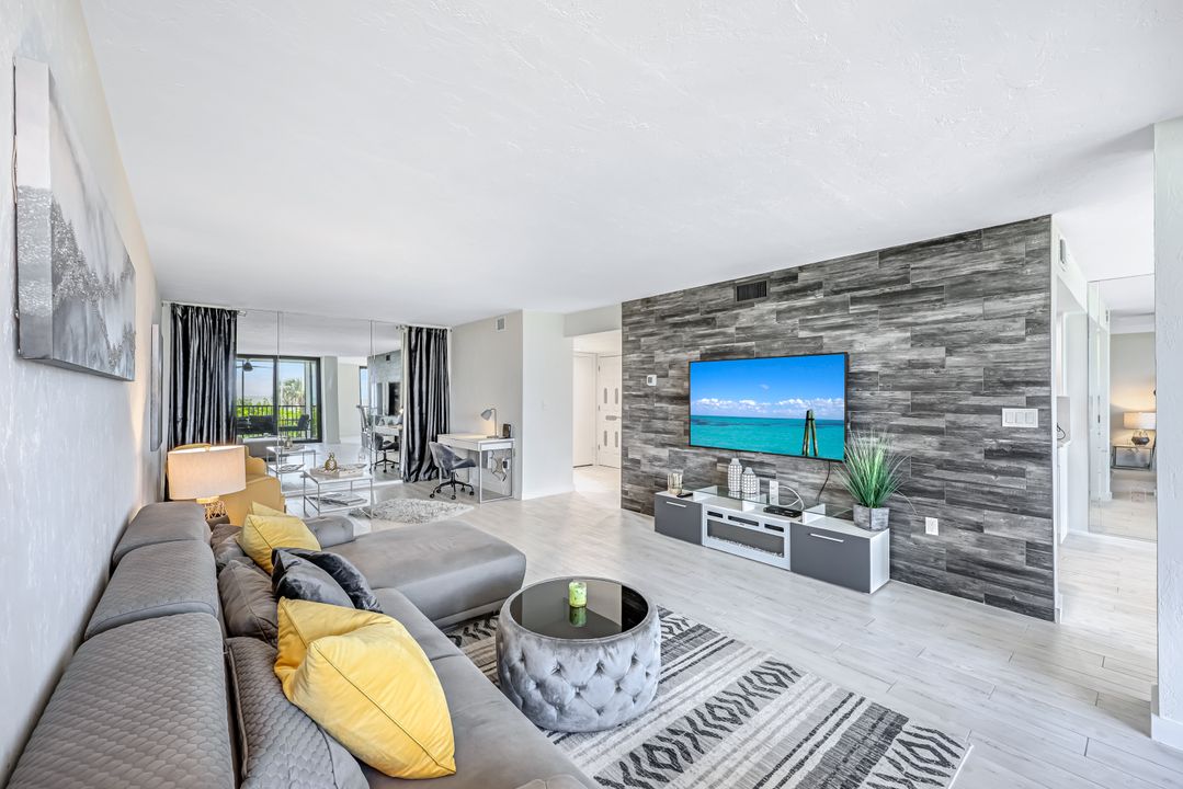 10475 Gulf Shore Dr #112, Naples, FL 34108