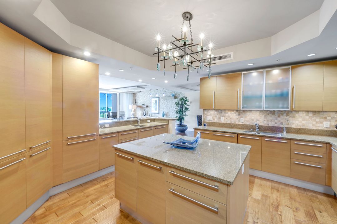 13675 Vanderbilt Dr #406, Naples, FL 34110