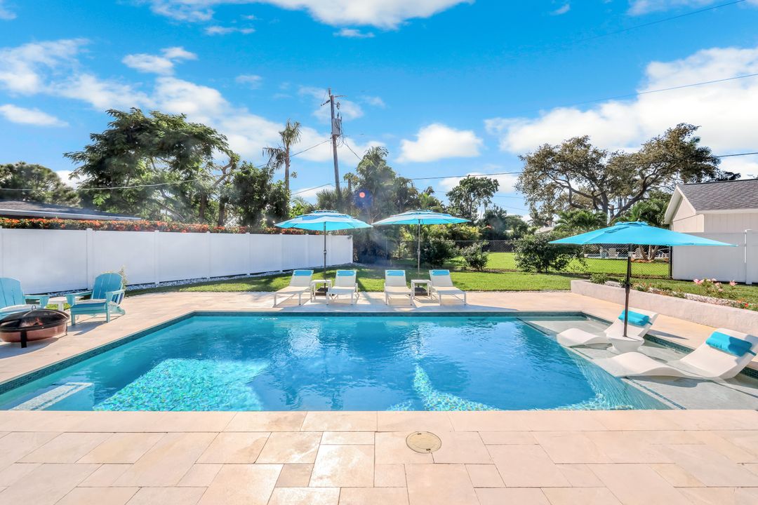 1086 N Town and River Dr, Fort Myers, FL 33919