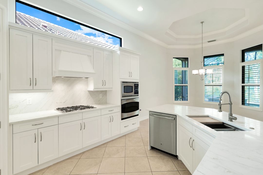 6419 Vivaldi Ct, Naples, FL 34113