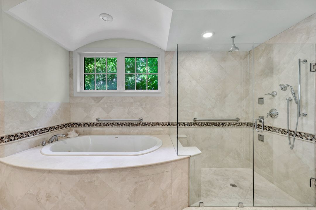 8840 Mariposa Ct, Naples, FL 34113