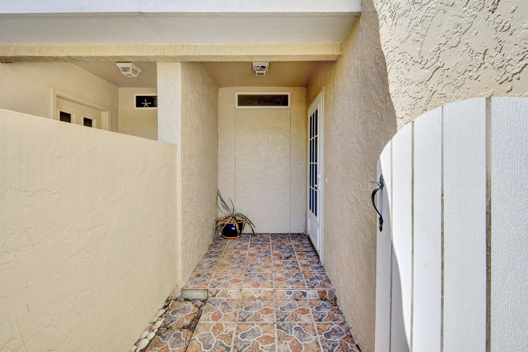 410 Emerald Bay Cir #D5, Naples, FL 34110