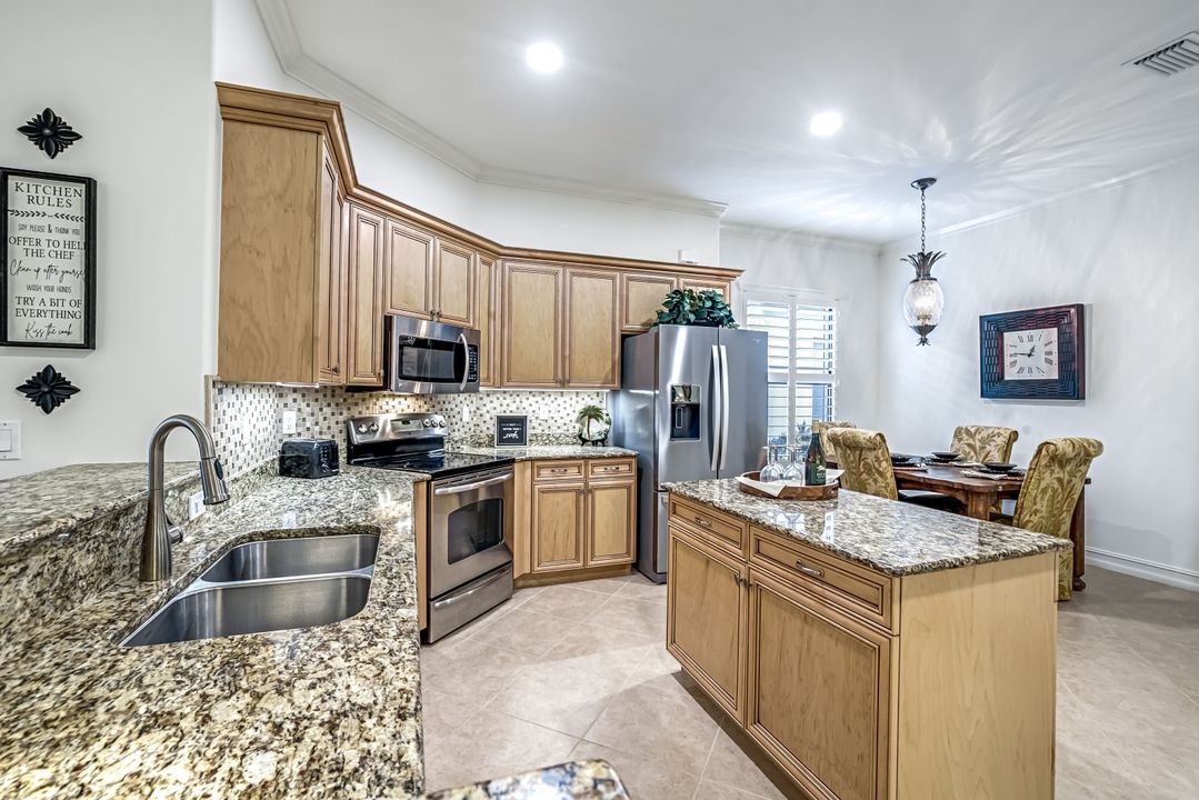 7523 Moorgate Point Way, Naples, FL 34113