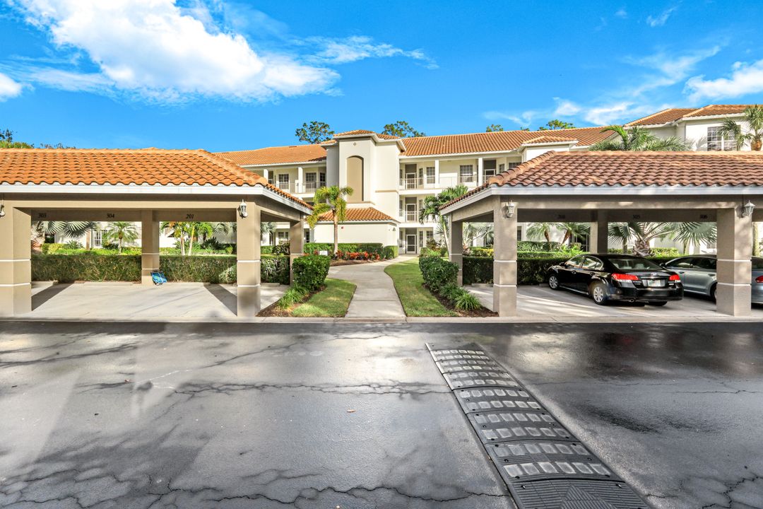 8267 Parkstone Pl #302, Naples, FL 34120
