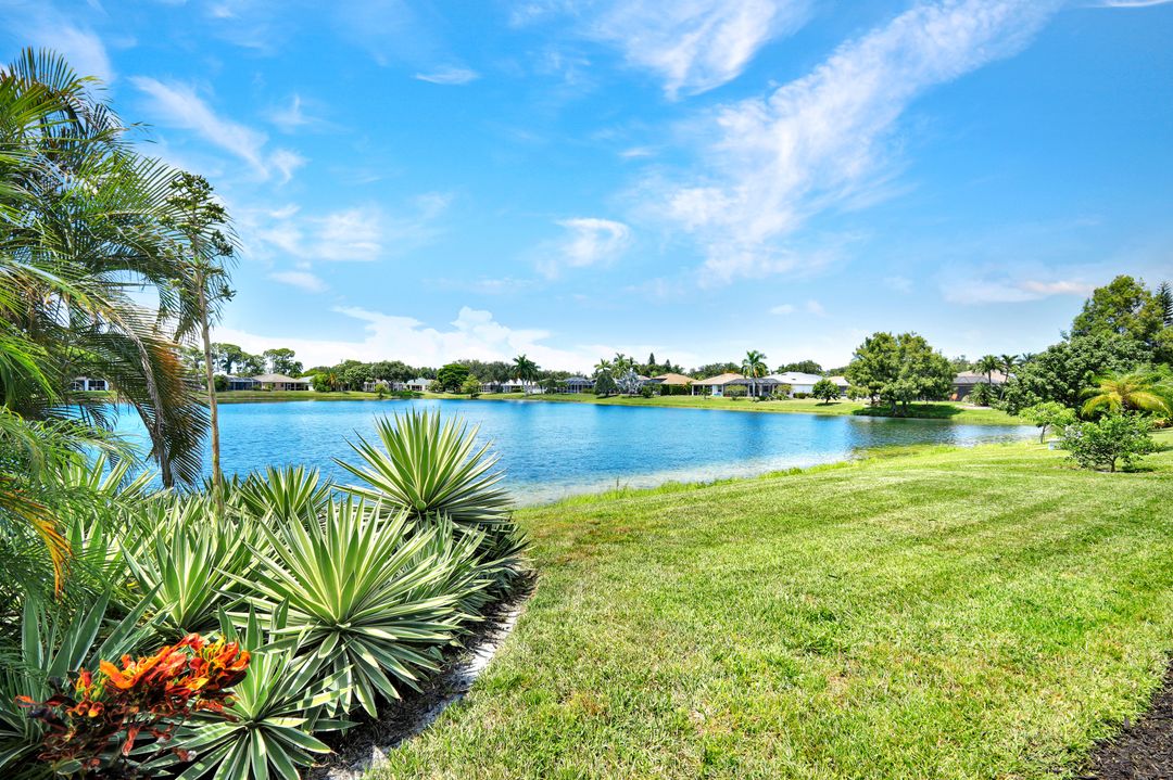 484 Crossfield Cir, Naples, FL 34104