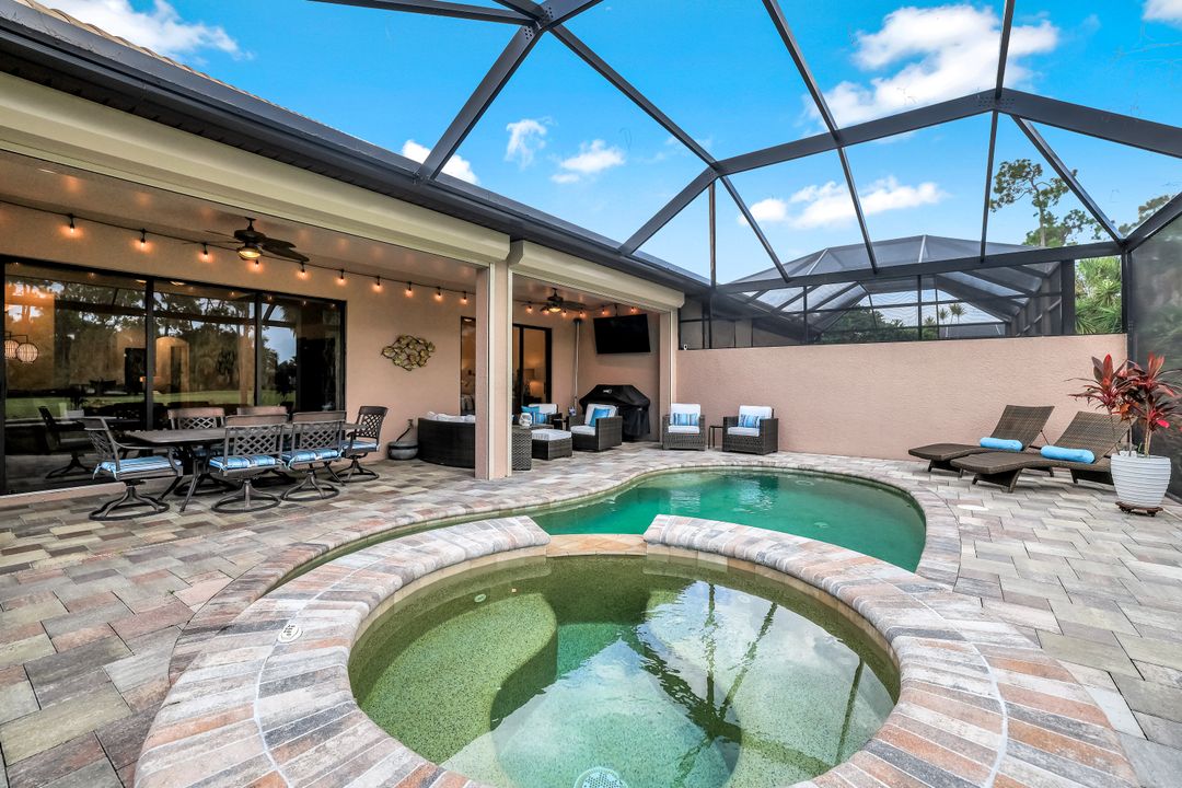 7523 Moorgate Point Way, Naples, FL 34113