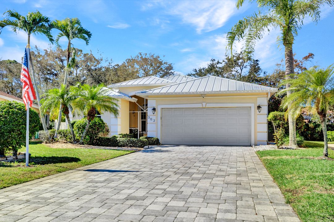 302 Stanhope Cir, Naples, FL 34104