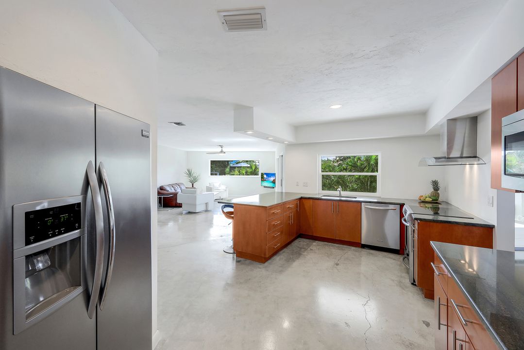 318 Grapewood Ct, Marco Island, FL 34145