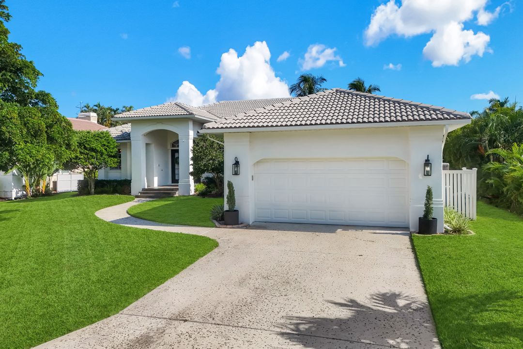 8748 S Lake Cir, Fort Myers, FL 33908