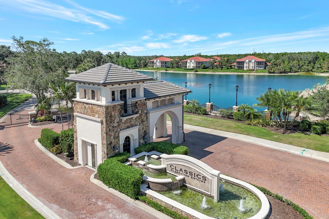 7748 Classics Dr, Naples, FL 34113