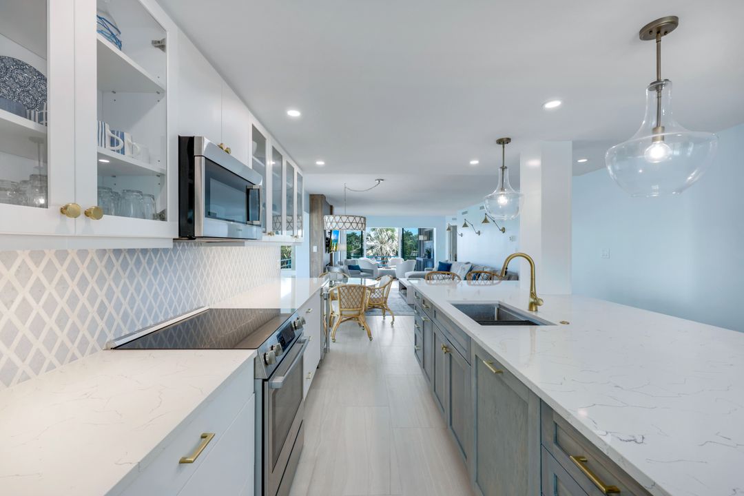305 Park Shore Dr, Naples, FL 34103