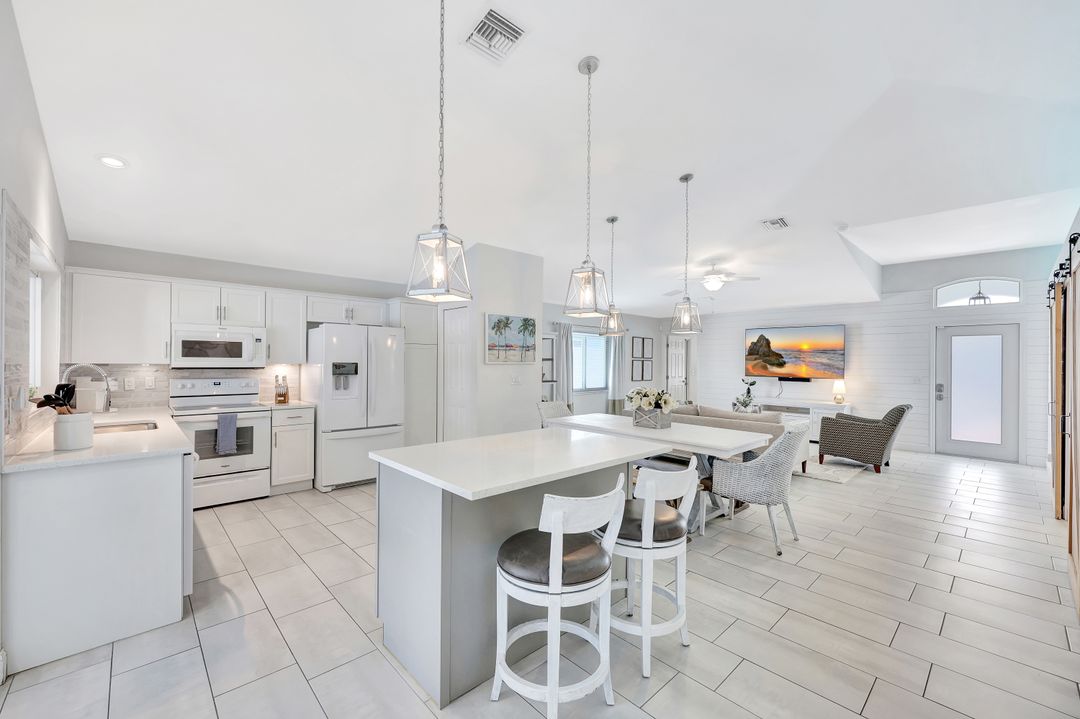 643 108th Ave N, Naples, FL 34108