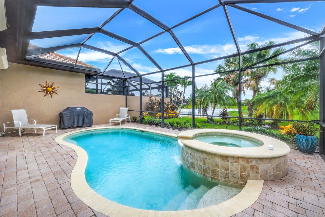 7598 Moorgate Point Way, Naples, FL 34113