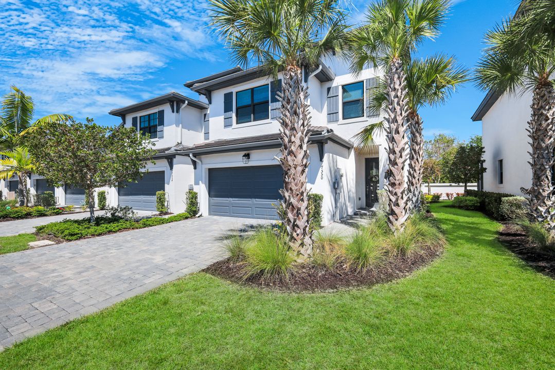 7550 Rockefeller Dr, Naples, FL 34119