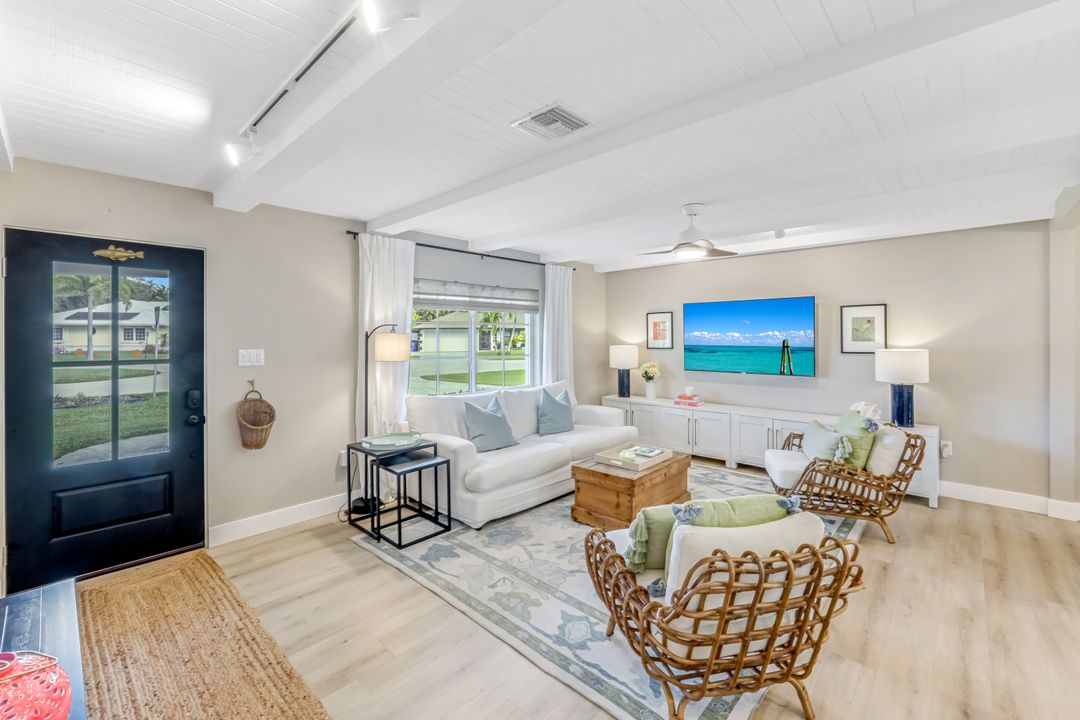 1086 N Town and River Dr, Fort Myers, FL 33919