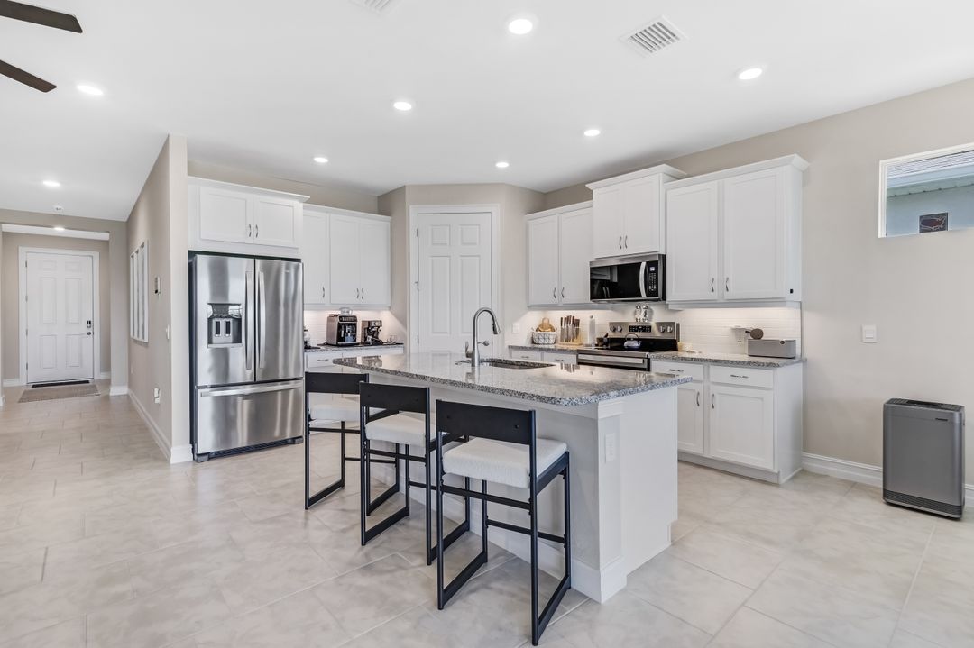451 Spring Hill Lake Loop, Cape Coral, FL 33993