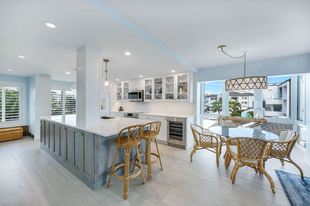 305 Park Shore Dr, Naples, FL 34103