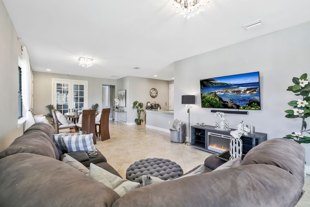 7659 Jacaranda Ln, Naples, FL 34114