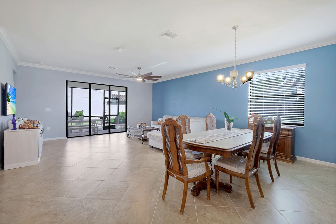 9386 Foxglove Ln, Naples, FL 34120