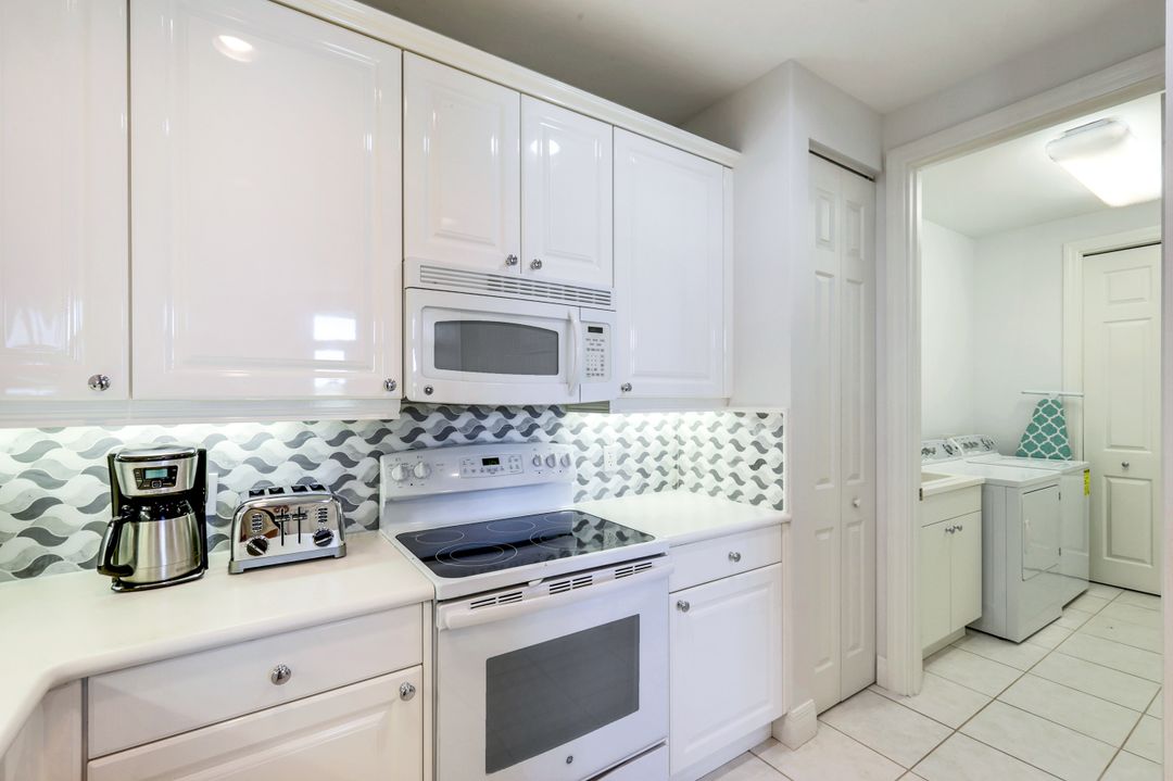 375 5th Ave S #305, Naples, FL 34102