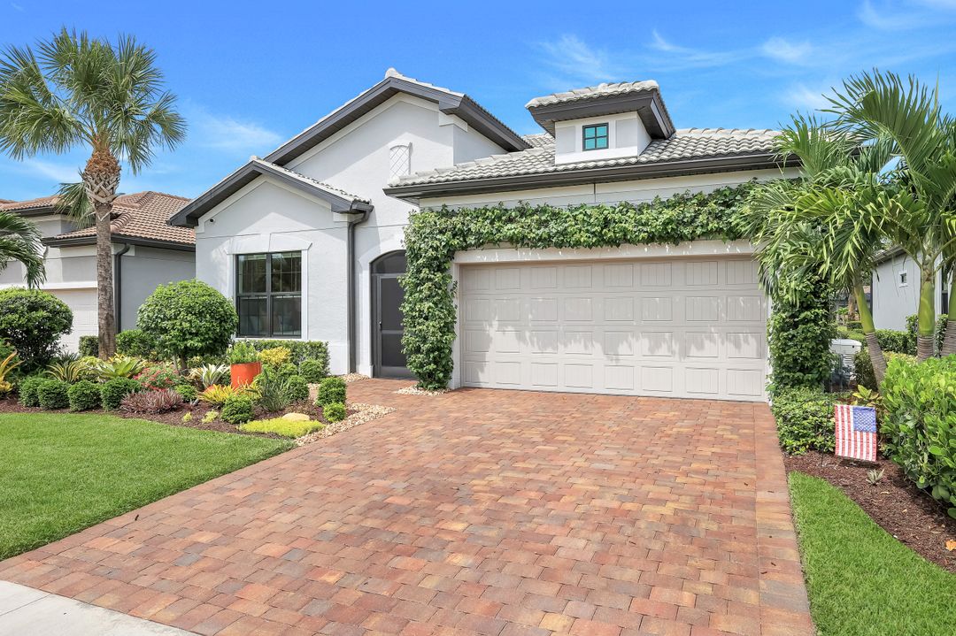 9721 Everglades Dr, Naples, FL 34120