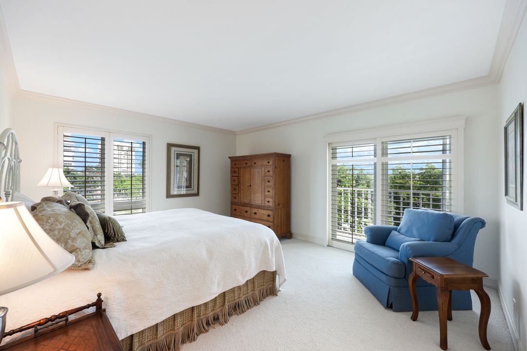 250 Park Shore Dr, Naples, FL 34103