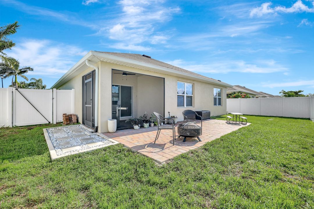 692 Hadley St E, Naples, FL 34104