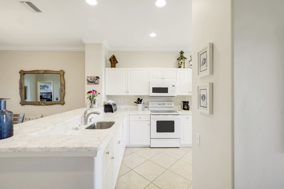 8253 Parkstone Pl #206, Naples, FL 34120