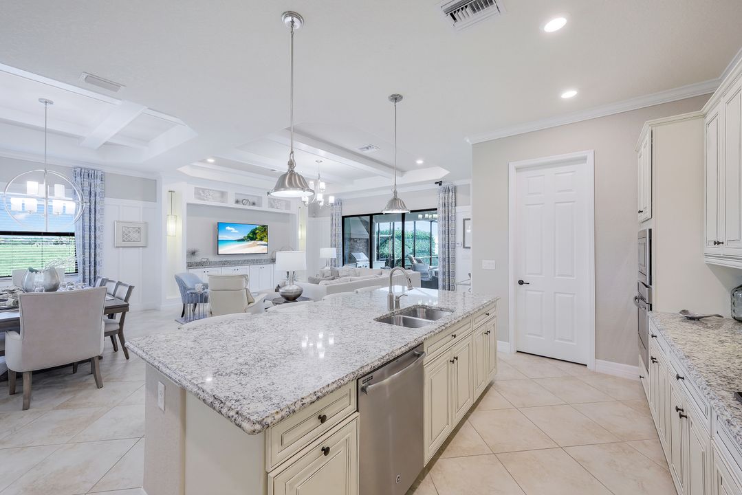 2939 Aviamar Cir, Naples, FL 34114