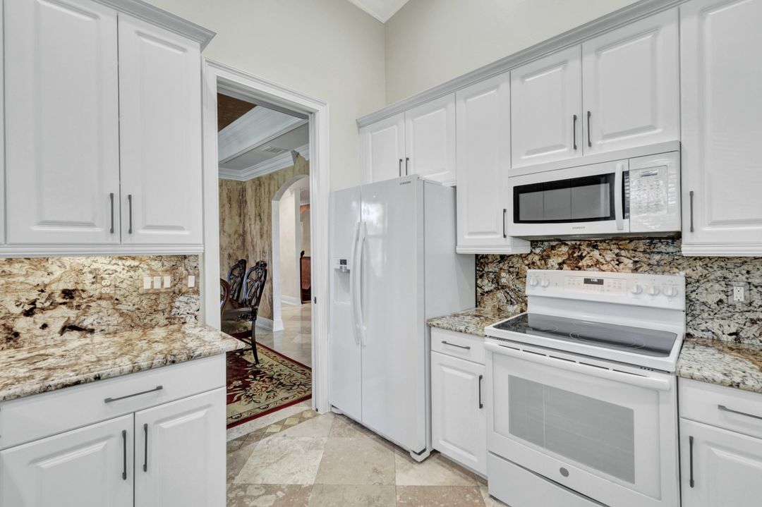 1345 Mariposa Cir #204, Naples, FL 34105