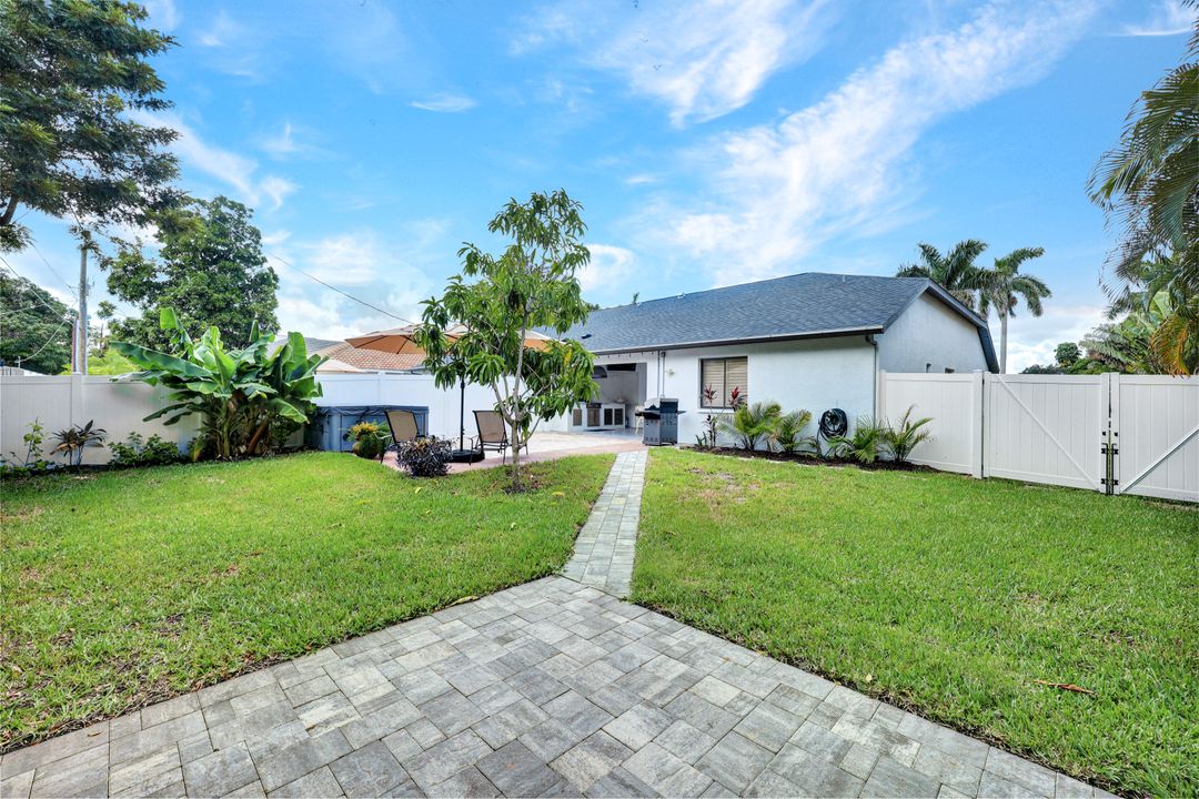 565 93rd Ave N, Naples, FL 34108