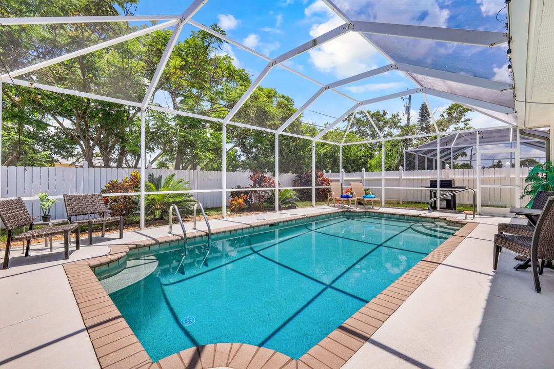 687 106th Ave N, Naples, FL 34108