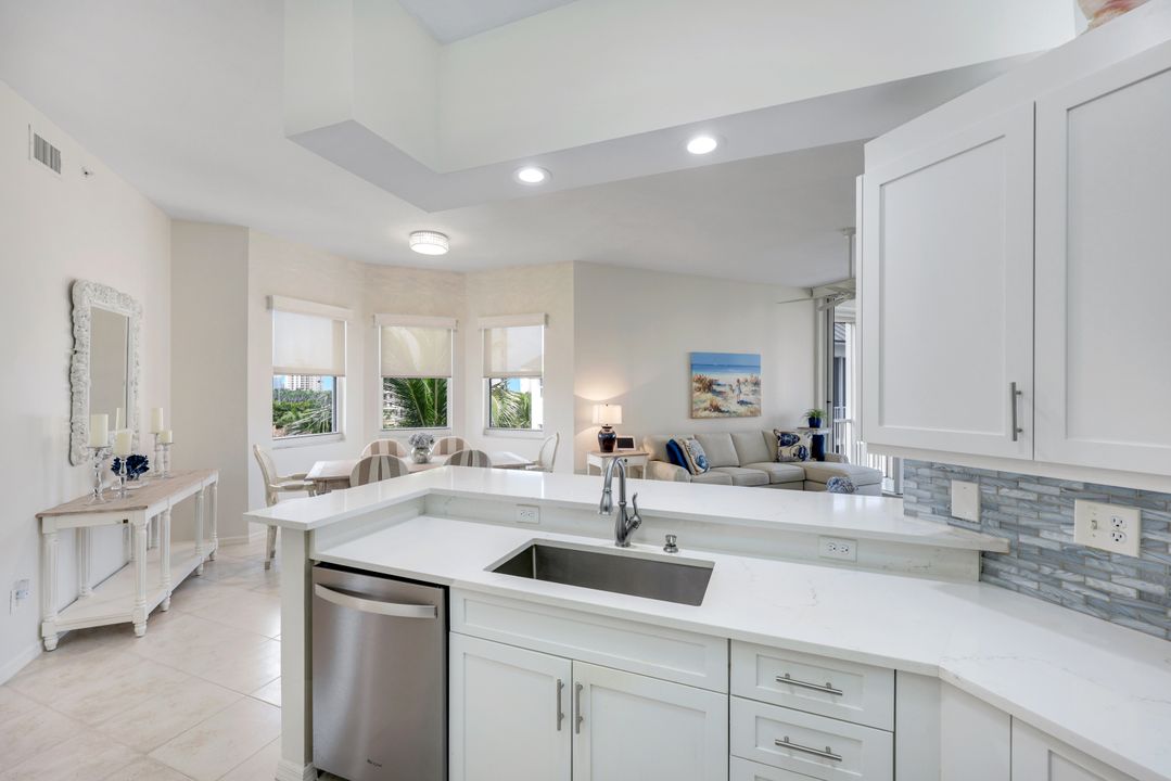460 Launch Cir #PH06, Naples, FL 34108