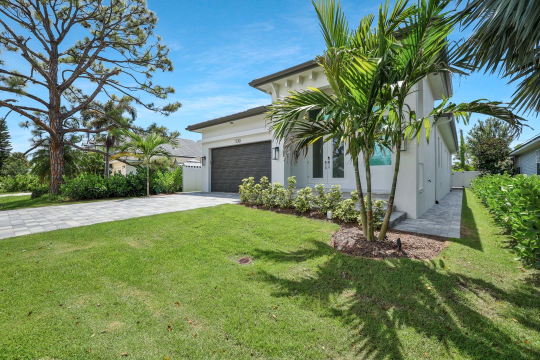 530 94th Ave N, Naples, FL 34108