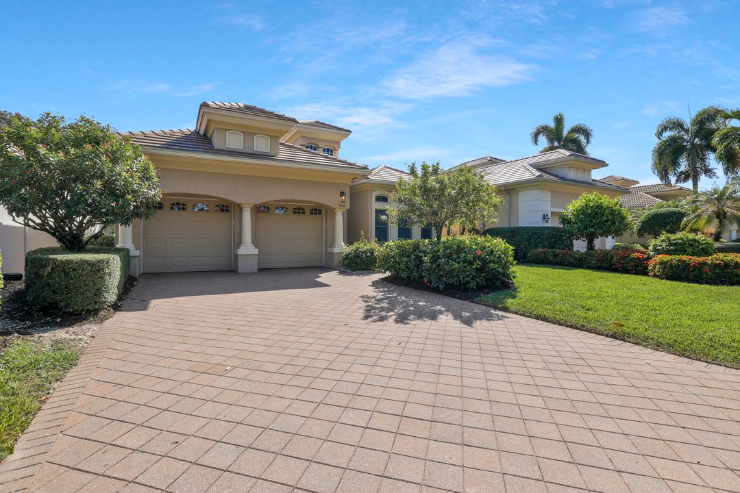 910 Villa Florenza Dr, Naples, FL 34119